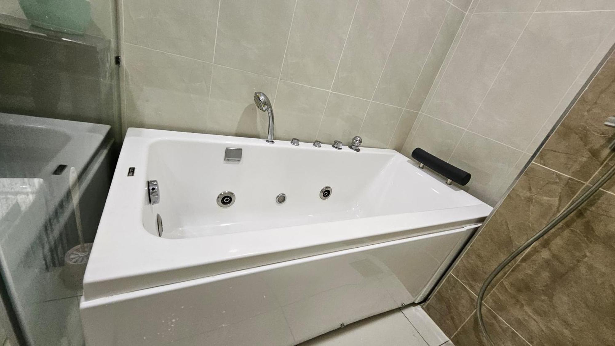 Paragon Suites Studios With Private Jacuzzi Near Ciq Rts Johor Bahru Buitenkant foto