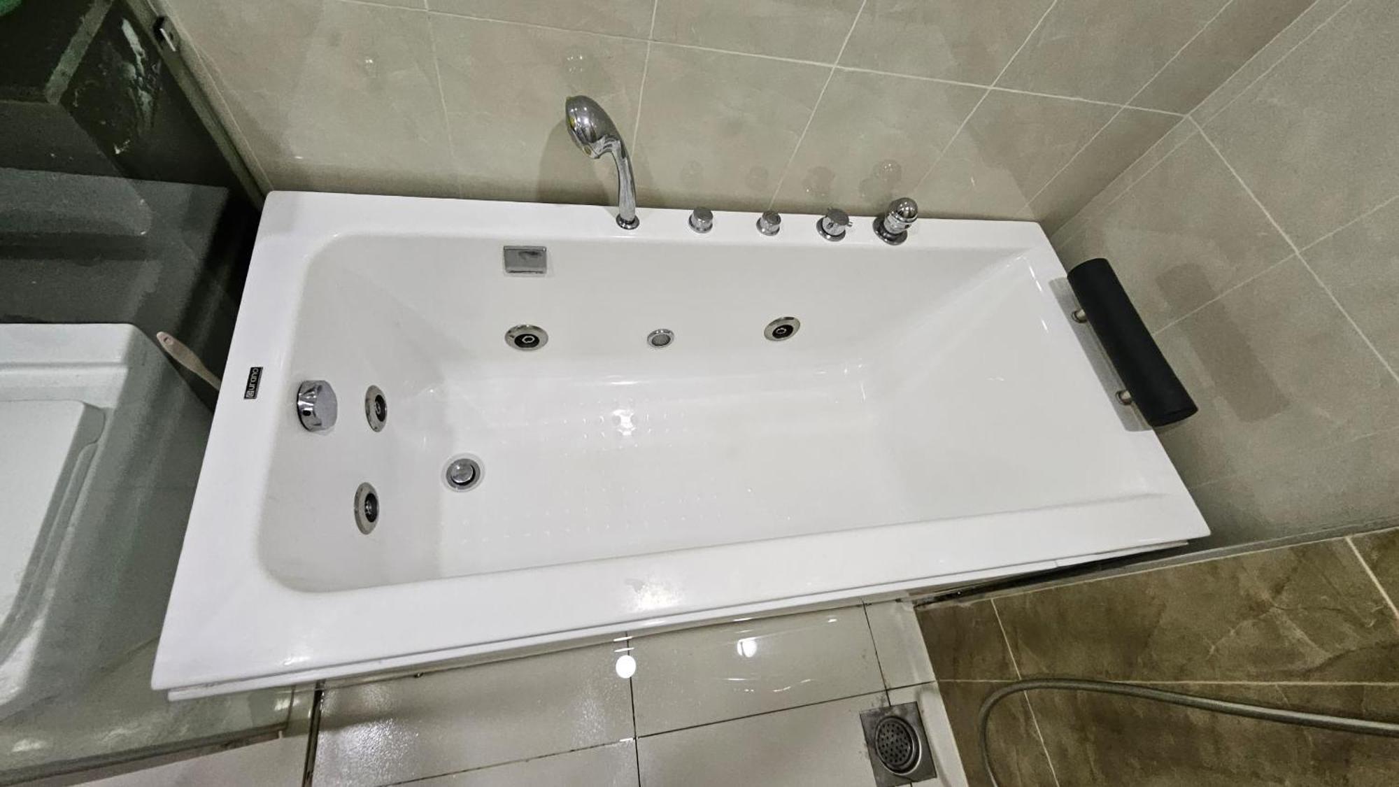 Paragon Suites Studios With Private Jacuzzi Near Ciq Rts Johor Bahru Buitenkant foto