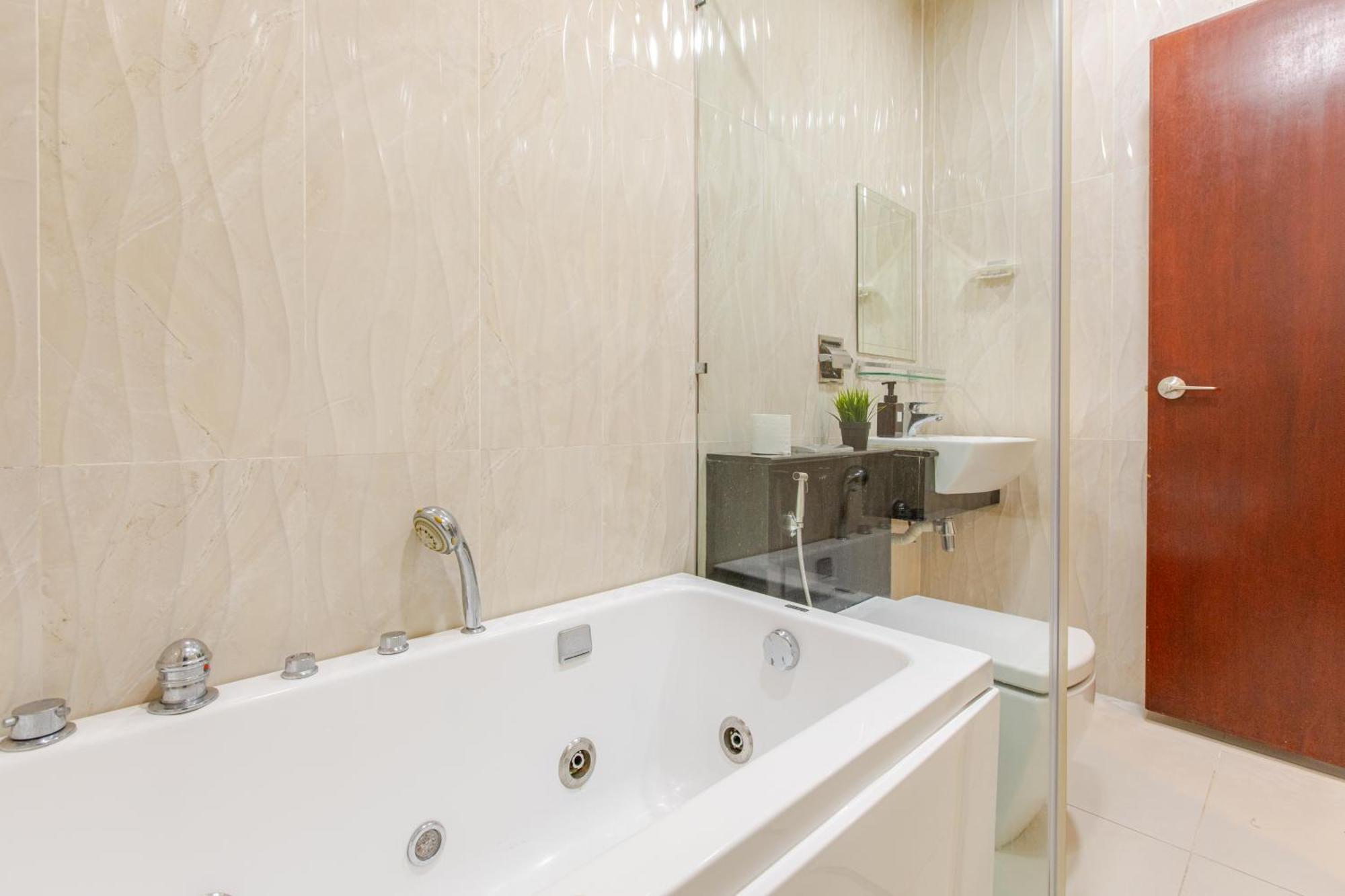 Paragon Suites Studios With Private Jacuzzi Near Ciq Rts Johor Bahru Buitenkant foto